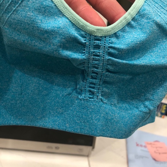 Peek shorts/gap shorts/top/trainer bra (4 items ) - Picture 3 of 16